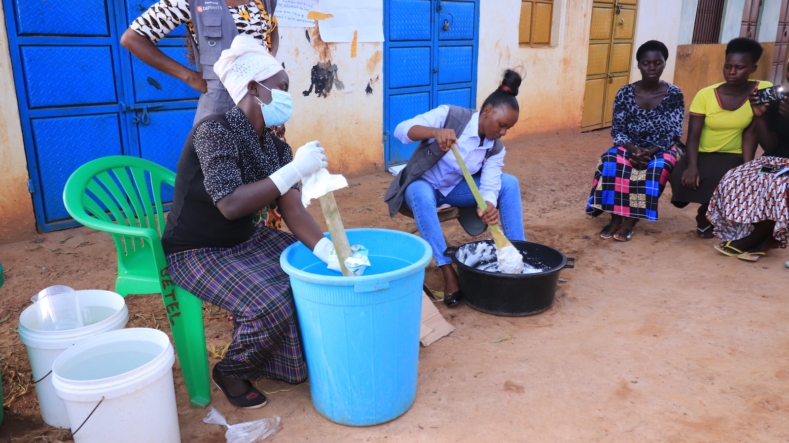 Women making soap at Unidos